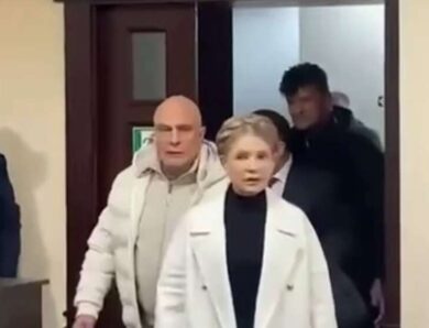 Навіть не 17-й Тимошенко в суді іронізує над вилученим у неї старим iPhone