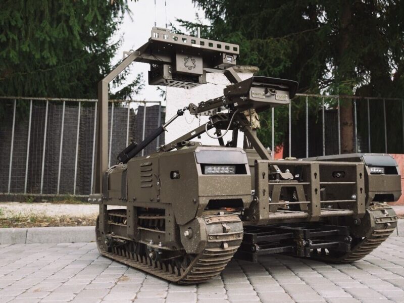 Наземний дрон взяв у полон трьох росіян