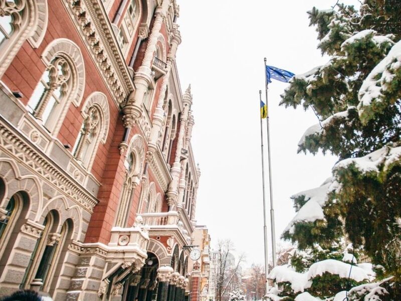 НБУ продав понад $700 млн на тлі обвалу гривні