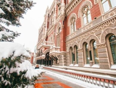 НБУ збільшив продаж доларів через обвал гривні