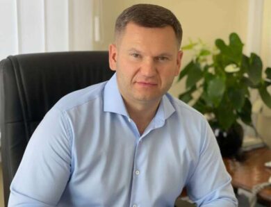 Нова Toyota Camry під час війни ексочільник Подільської РДА Коваленко показав статки у декларації після звільнення