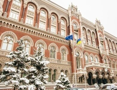 Офіційні курси долара і євро почали знижуватись