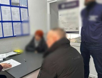 Пів мільйона в блокноті на вокзалі в Яремче викрили схему з привласнення грошей за зберігання багажу