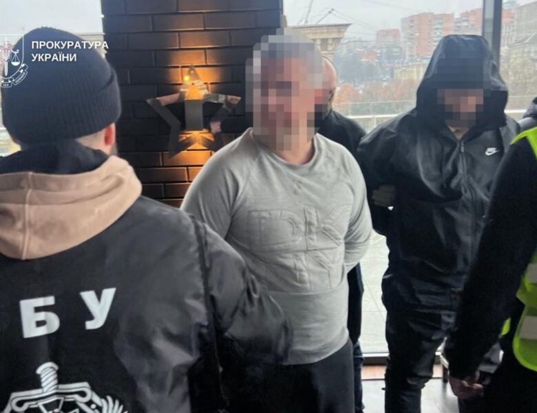 Погрожували розправою: у Дніпрі затримали дох вимагачів