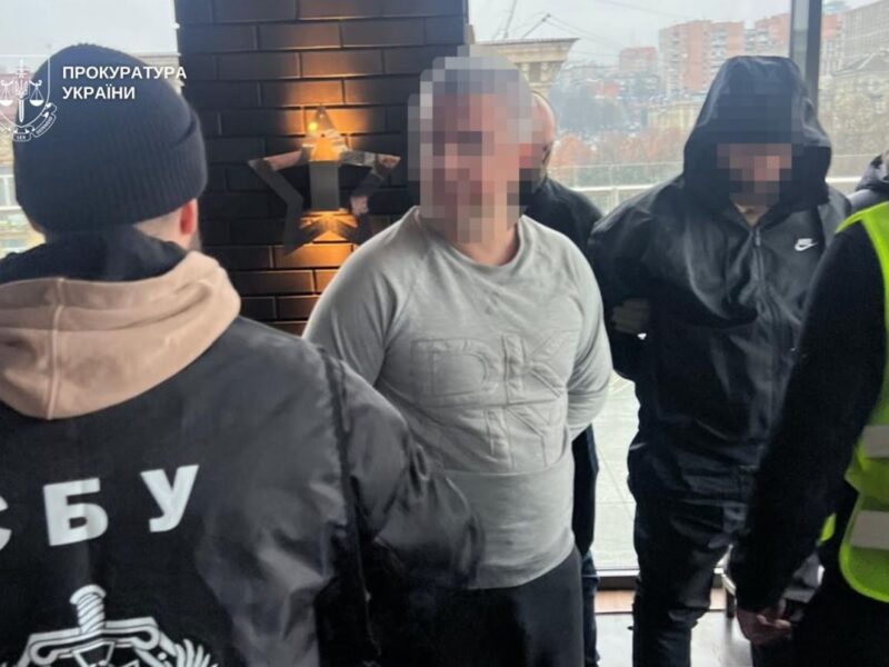 Погрожували розправою: у Дніпрі затримали дох вимагачів