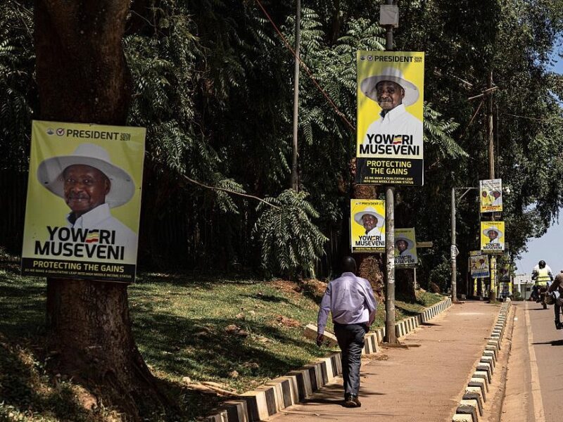 Президент Уганди усьоме переміг на виборах