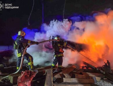 РФ атакує Одесу: є влучанння в будинок і монастир