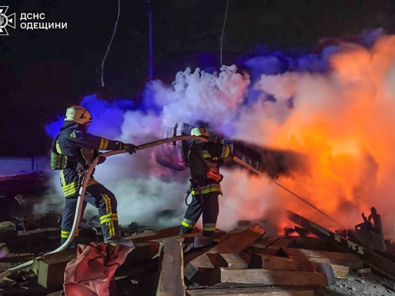 РФ атакує Одесу: є влучанння в будинок і монастир