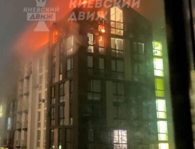 Росія атакувала багатоповерхівку на Київщині