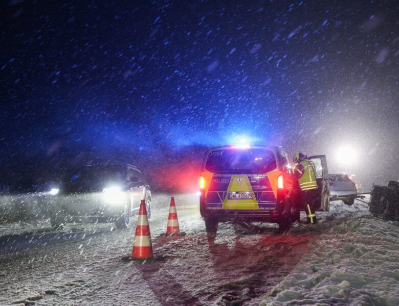 Сильні снігопади паралізували половину Європи