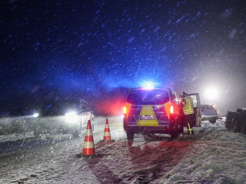 Сильні снігопади паралізували половину Європи