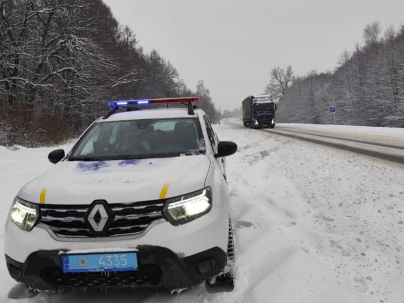 Сильний снігопад ускладнив на трасі Київ-Чоп