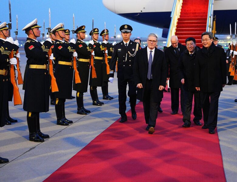 Стармер прибув з візитом до Китаю