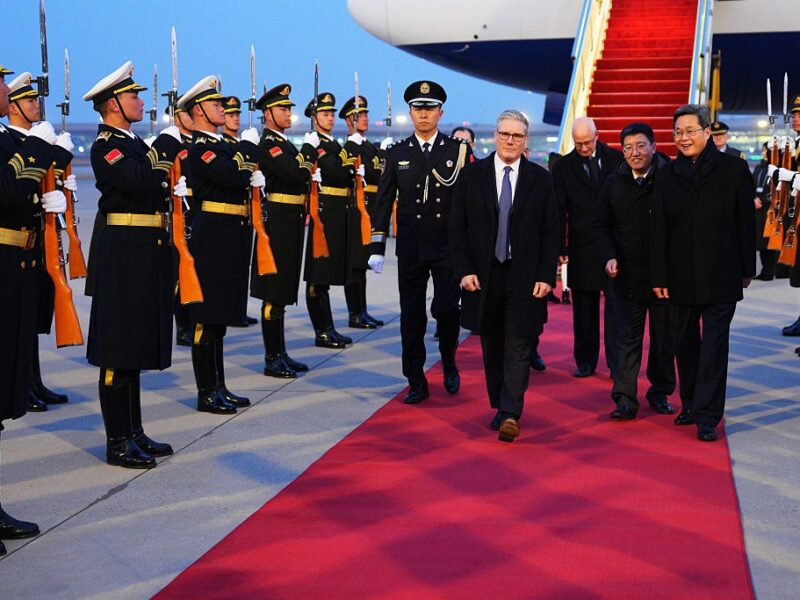 Стармер прибув з візитом до Китаю