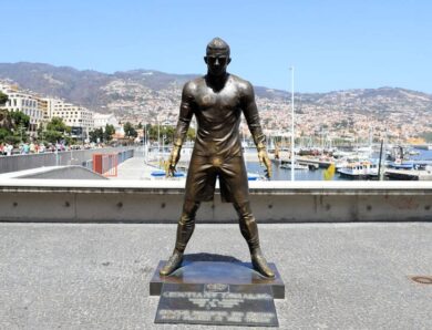 Статую Роналду на батьківщині осквернили вогнем