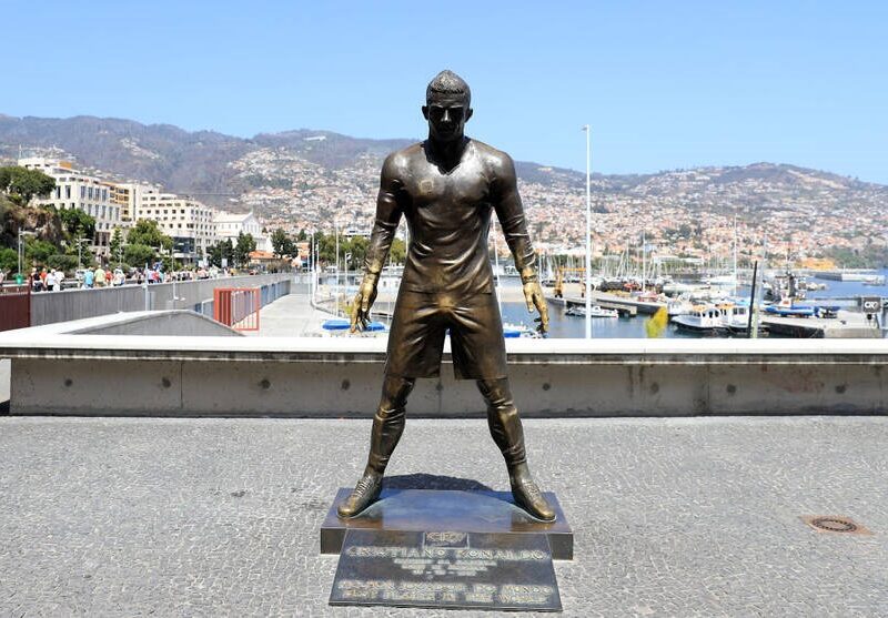 Статую Роналду на батьківщині осквернили вогнем