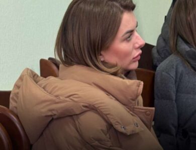 Сумочка за третину річної зарплати Мар’яна Головко прийшла на суд до чоловіка з аксесуаром за 18 тисяч гривень