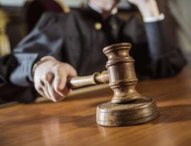 Сувенірна булава та агенти-провокатори суд у Дніпрі вдруге виправдав експрокурора у справі про хабар