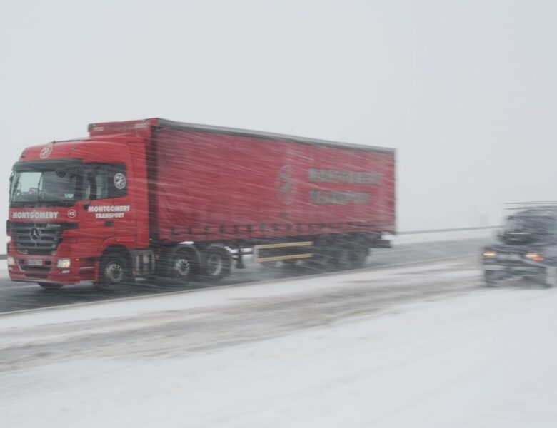 У кількох областях обмежили рух вантажівок