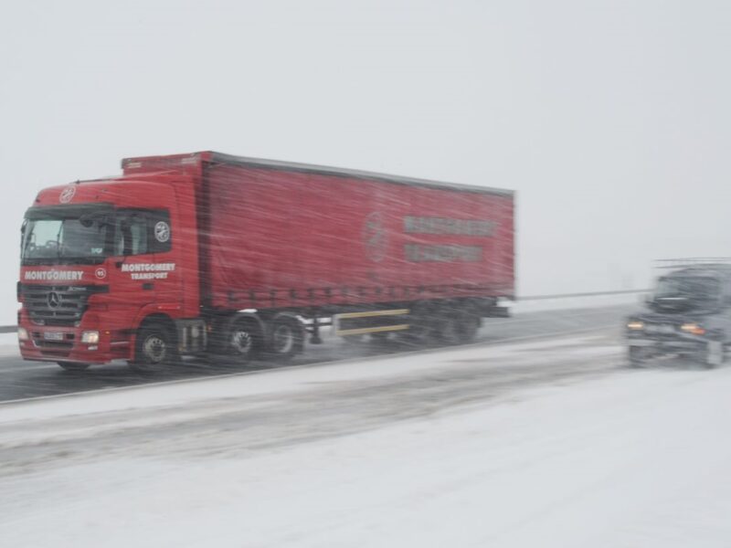 У кількох областях обмежили рух вантажівок