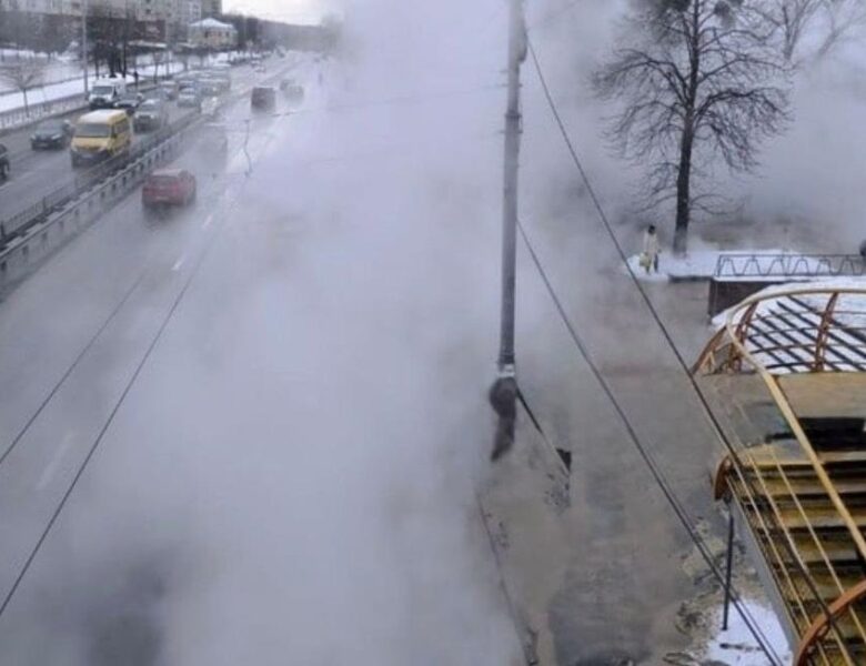 У Києві 16-річна дівчина впала в яму з окропом