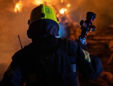 У Києві через обстріл горить квартира у багатоповерхівці