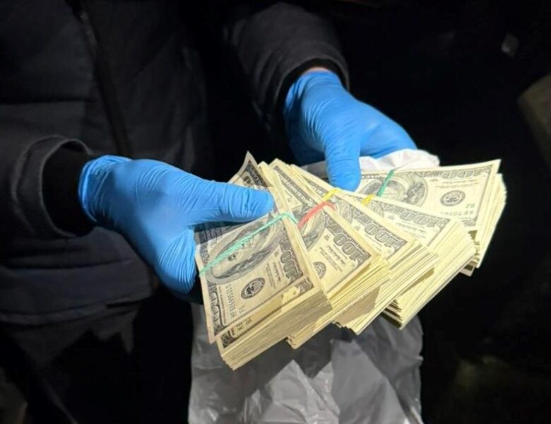 У Києві шахрай вимагав $100 тисяч у посадовця ТЦК