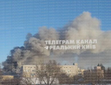 У Києві спалахнула масштабна пожежа на складі