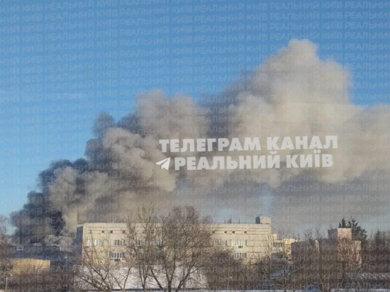У Києві спалахнула масштабна пожежа на складі