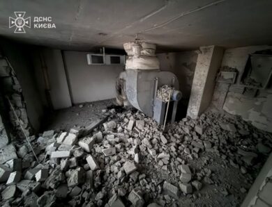 У Києві уламки БпЛА впали на житловий будинок