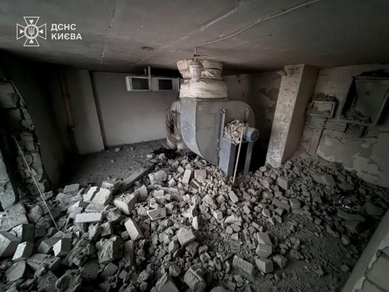 У Києві уламки БпЛА впали на житловий будинок