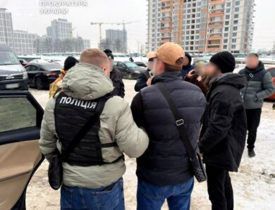 У Києві викрили чоловіків на збуті фальшивих доларів