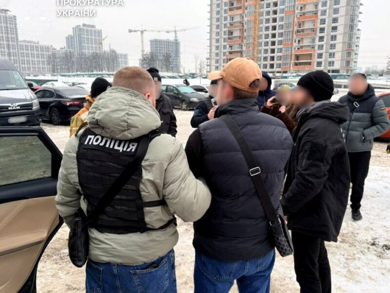 У Києві викрили чоловіків на збуті фальшивих доларів