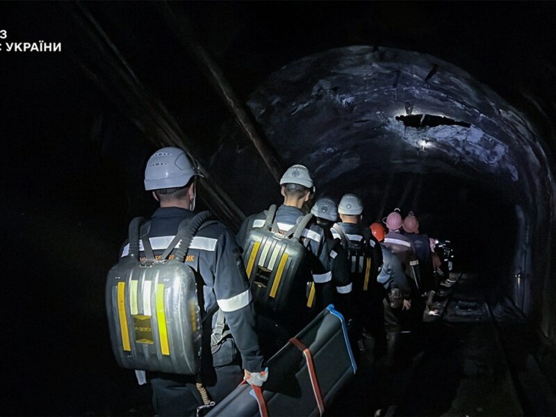 У Кривому Розі рятувальники підняли на поверхню працівників двох шахт