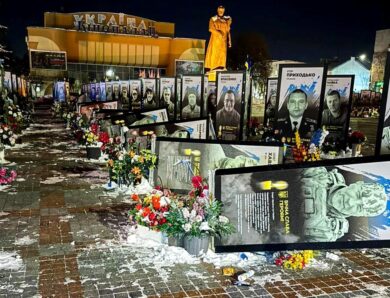 У Рівному жінка пошкодила портрети загиблих Героїв