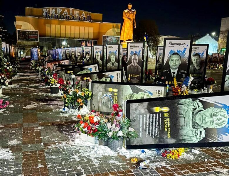 У Рівному жінка пошкодила портрети загиблих Героїв