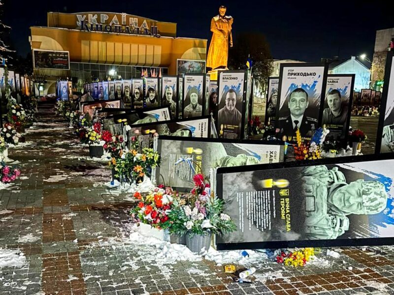 У Рівному жінка пошкодила портрети загиблих Героїв