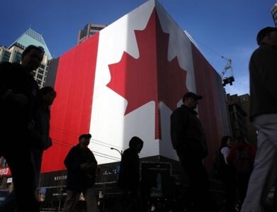 У Росії припинили роботу візові центри Канади