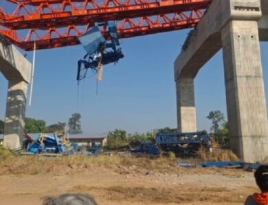 У Таїланді будівельний кран впав на потяг, десятки загиблих