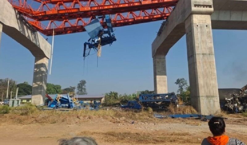 У Таїланді будівельний кран впав на потяг, десятки загиблих