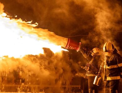 У центрі Києва на Хрещатику спалахнула пожежа