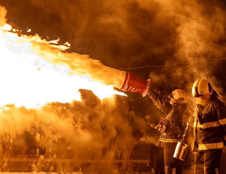 У центрі Києва на Хрещатику спалахнула пожежа