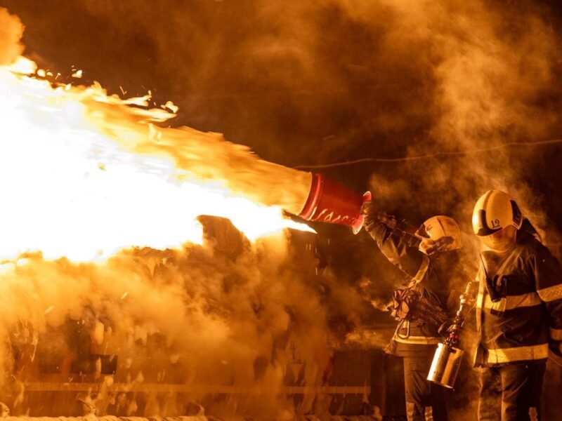 У центрі Києва на Хрещатику спалахнула пожежа