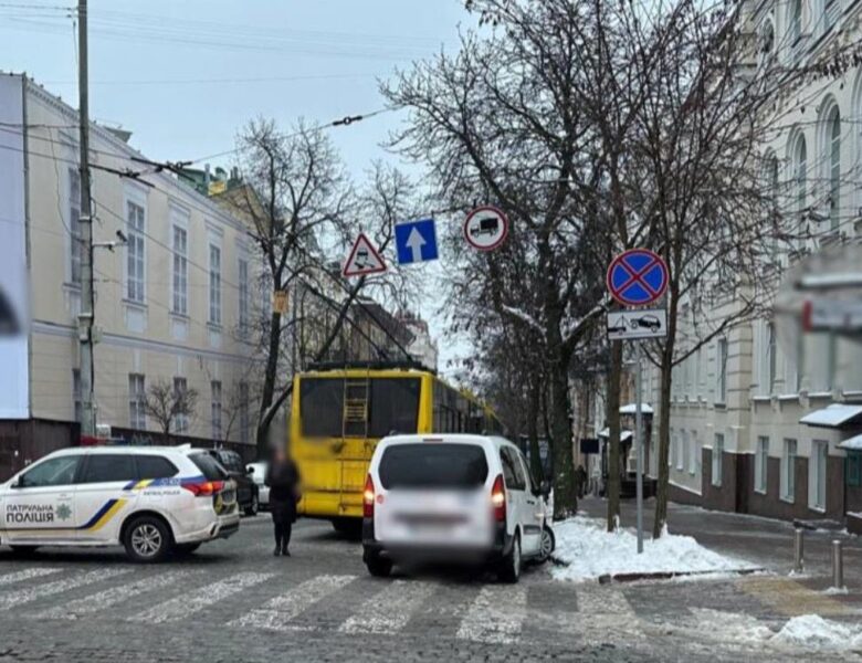 У центрі Києва в проваллі дороги застряг тролейбус