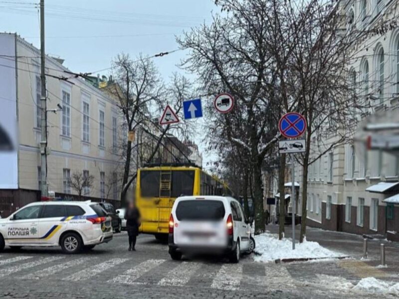 У центрі Києва в проваллі дороги застряг тролейбус
