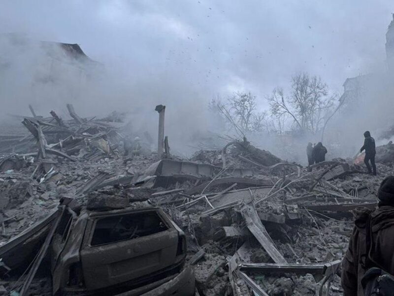 Удар по Харкову: під завалами шукають 5 людей