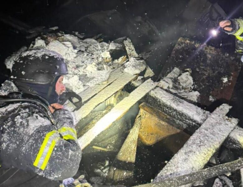 Удари РФ по Київщині: рятувальники дістали з-під завалів родину з дитиною