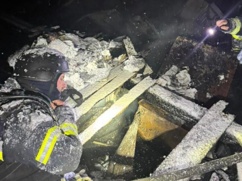 Удари РФ по Київщині: рятувальники дістали з-під завалів родину з дитиною