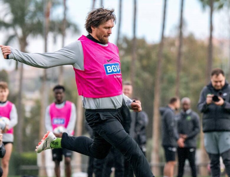 Усик з’явився на полі в матчі Полісся – Ванкувер