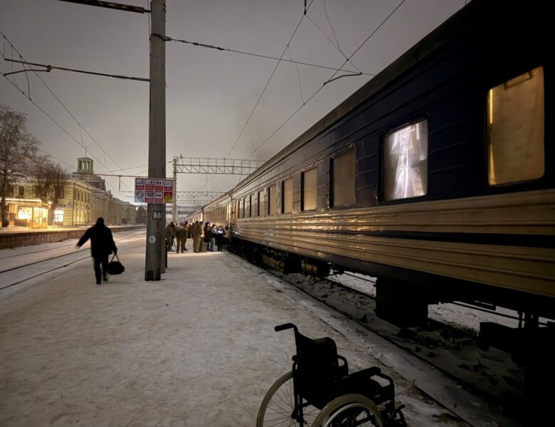 УЗ пересаджує людей на автобуси через активність російських дронів